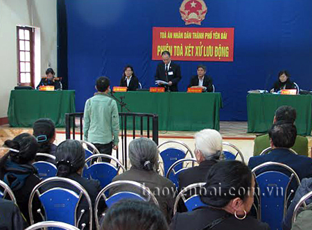 Toàn cảnh phiên toà xét xử  lưu động một vụ án hình sự tại phường Yên Ninh.